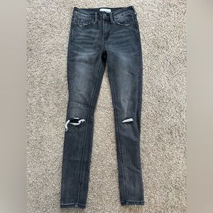 Super cute black skinny jeans!